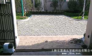 臨安紅楓園開(kāi)門機(jī)案例 - 中出網(wǎng)-智能出入口與停車充電門戶