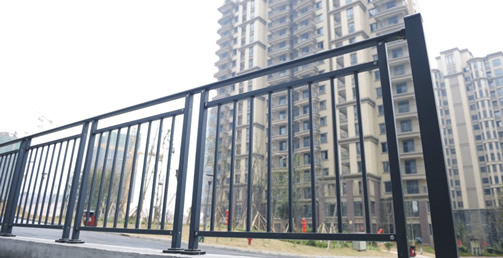 麓山和苑陽臺(tái)護(hù)欄工程案例 - 中出網(wǎng)-智能出入口與停車充電門戶