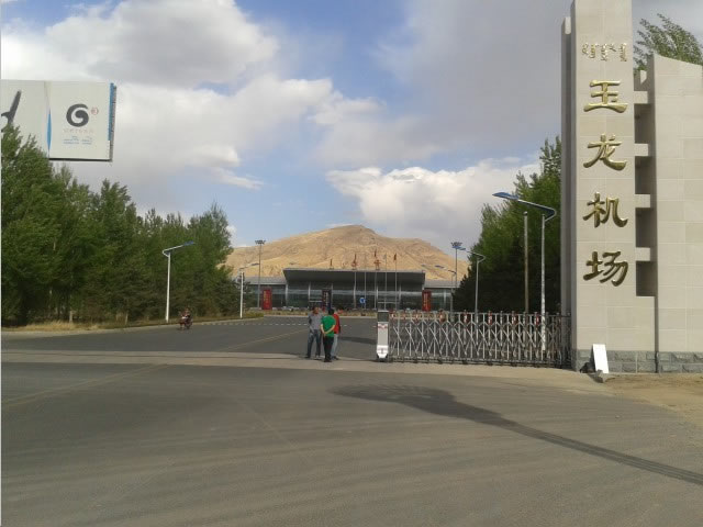 赤峰玉龍機(jī)場電動(dòng)伸縮門案例 - 中出網(wǎng)-智能出入口與停車充電門戶