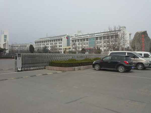 泰安泰山職業(yè)技術(shù)學(xué)院伸縮門(mén)案例 - 中出網(wǎng)-智能出入口與停車(chē)充電門(mén)戶