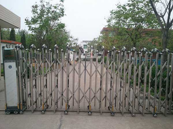 咸陽卓越塑料印務電動伸縮門案例 - 中出網-智能出入口與停車充電門戶