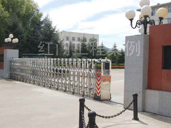 伊春職業(yè)學(xué)院伸縮門(mén)案例 - 中出網(wǎng)-智能出入口與停車(chē)充電門(mén)戶(hù)