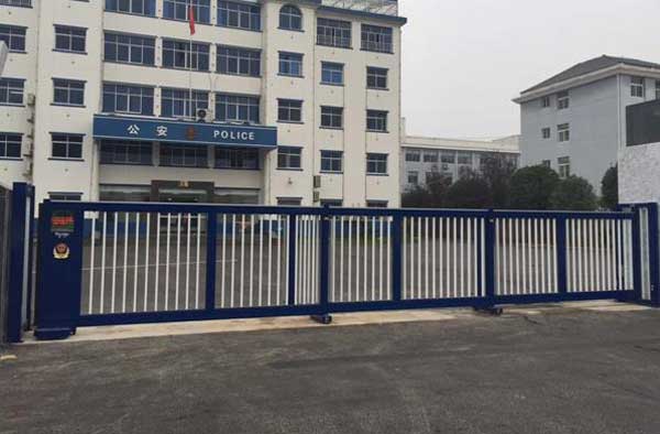 咸寧橫溝橋派出所伸縮門案例 - 中出網(wǎng)-智能出入口與停車充電門戶