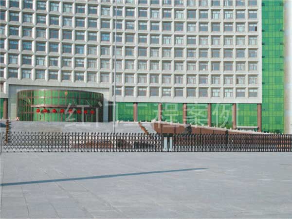 佳木斯人民政府伸縮門案例 - 中出網(wǎng)-智能出入口與停車充電門戶
