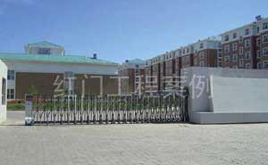 滿(mǎn)洲里現(xiàn)代房地產(chǎn)有限公司伸縮門(mén)案例