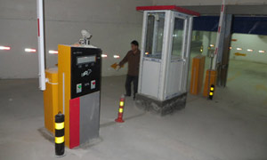 霸州市華聯(lián)商廈地下停車庫(kù)道閘案例 - 中出網(wǎng)-智能出入口與停車充電門(mén)戶