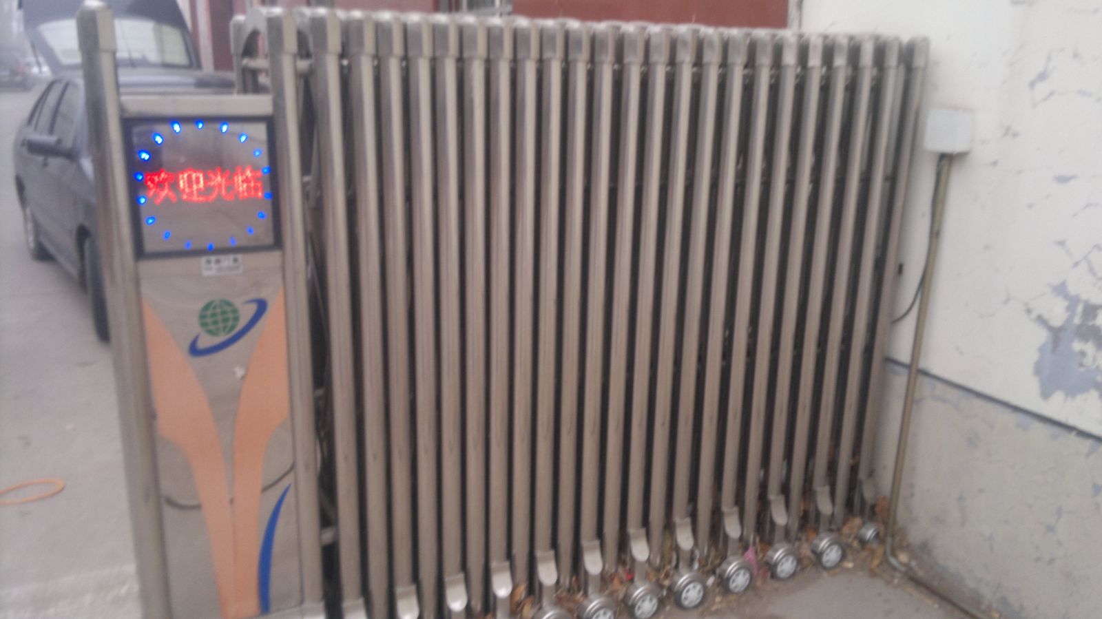 看守所伸縮門案例 - 中出網(wǎng)-智能出入口與停車充電門戶