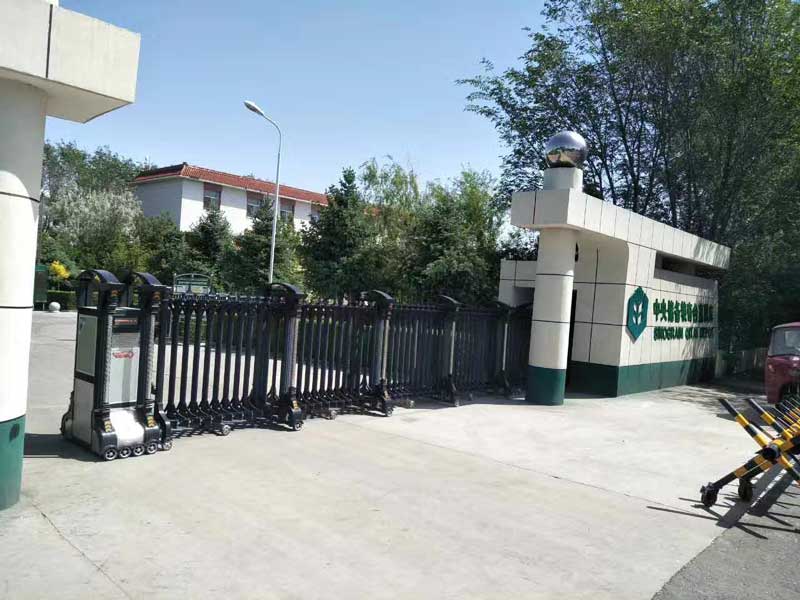 中央儲備糧奇臺直屬庫伸縮門案例 - 中出網-智能出入口與停車充電門戶