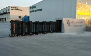 新疆百成物流園伸縮門案例 - 中出網(wǎng)-智能出入口與停車充電門戶