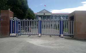 吉木乃公安局伸縮門案例 - 中出網(wǎng)-智能出入口與停車充電門戶