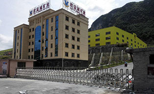 盛世昌?。蛻舭咐?-電動伸縮門）--欣益誠礦業(yè) - 中出網(wǎng)-智能出入口與停車充電門戶