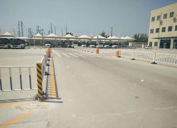 東明縣運(yùn)輸公司客運(yùn)站護(hù)欄案例 - 中出網(wǎng)-智能出入口與停車充電門戶