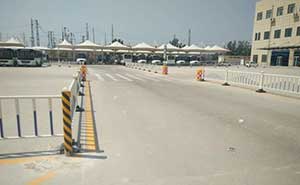 東明縣運(yùn)輸公司客運(yùn)站護(hù)欄案例 - 中出網(wǎng)-智能出入口與停車充電門戶