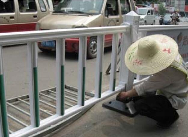 菏澤交通護(hù)欄案例 - 中出網(wǎng)-智能出入口與停車充電門戶