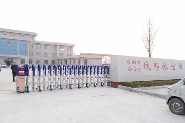 臨朐縣城郊派出所伸縮門(mén)案例 - 中出網(wǎng)-智能出入口與停車(chē)充電門(mén)戶(hù)