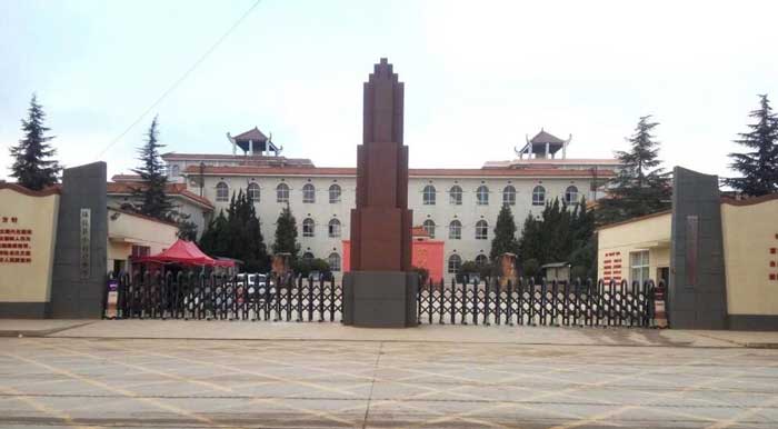 陸良縣小百戶中學(xué)伸縮門案例 - 中出網(wǎng)-智能出入口與停車充電門戶