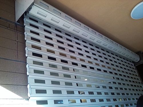 汽配園C區(qū)大型卷簾門(mén)案例 - 中出網(wǎng)-智能出入口與停車(chē)充電門(mén)戶(hù)