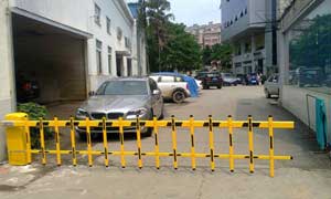 柳州市西江路寶馬4s店電動(dòng)?xùn)艡诘篱l案例 - 中出網(wǎng)-智能出入口與停車(chē)充電門(mén)戶(hù)