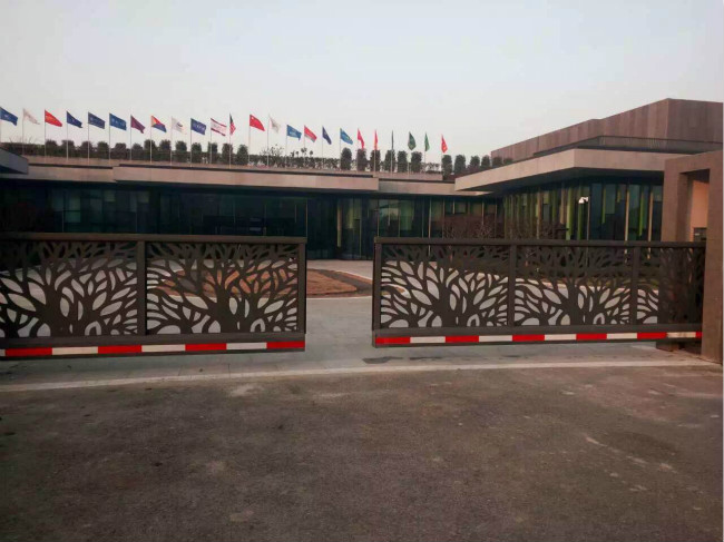 江蘇無錫CM760對開懸浮門工程案例 - 中出網(wǎng)-智能出入口與停車充電門戶