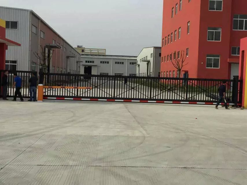 平湖廣奕五金鎖具有限公司懸浮門工程案例 - 中出網(wǎng)-智能出入口與停車充電門戶