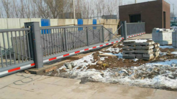 山西太原某學校對開懸浮門CM730工程案例 - 中出網(wǎng)-智能出入口與停車充電門戶