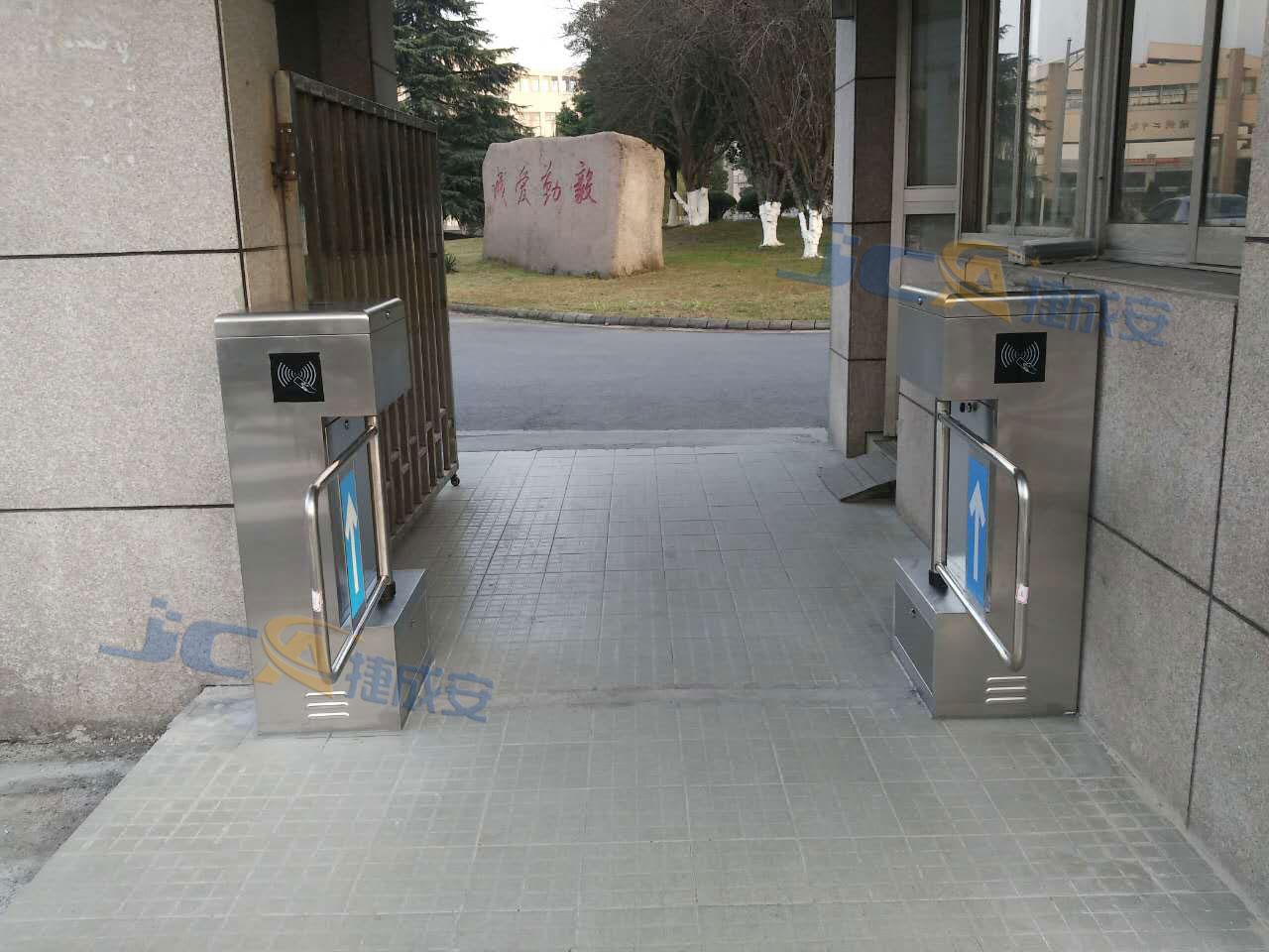 浙江湖州二中立式擺閘案例 - 中出網(wǎng)-智能出入口與停車充電門戶