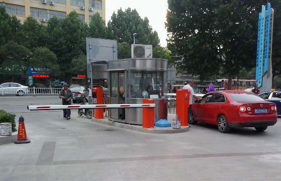 第一人民醫(yī)院西門停車場系統(tǒng)案例 - 中出網(wǎng)-智能出入口與停車充電門戶