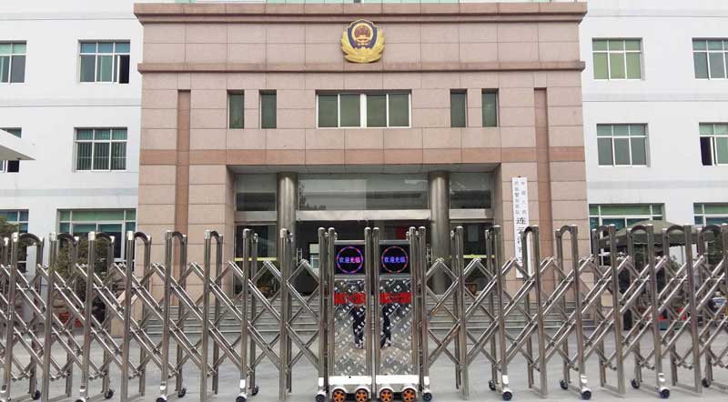 連云港武警支隊伸縮門案例 - 中出網(wǎng)-智能出入口與停車充電門戶