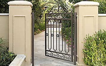 萬(wàn)科庭院鐵藝大門案例 - 中出網(wǎng)-智能出入口與停車充電門戶