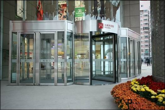 北京王府井百貨旋轉(zhuǎn)門工程案例 - 中出網(wǎng)-智能出入口與停車充電門戶