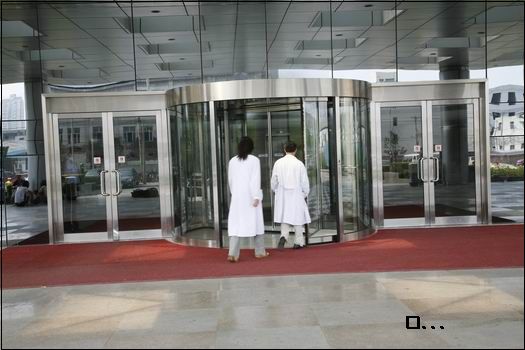 北京腫瘤醫(yī)院旋轉門工程案例 - 中出網(wǎng)-智能出入口與停車充電門戶