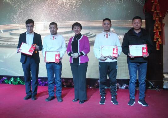 卓奧世鵬總經(jīng)理 杜玉娟女士為優(yōu)秀員工頒獎(jiǎng)并以資鼓勵(lì)