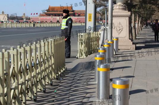 天安門、長(zhǎng)安街、各部級(jí)單位相繼安裝卓奧世鵬的全自動(dòng)升降柱、路障機(jī)等產(chǎn)品