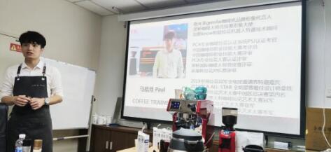 陽(yáng)光帥氣的咖啡師