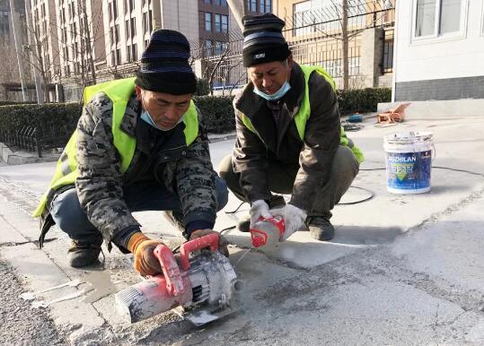 走進學校升降柱項目施工現(xiàn)場