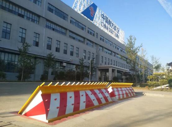 卓奧世鵬機(jī)場(chǎng)路障機(jī)