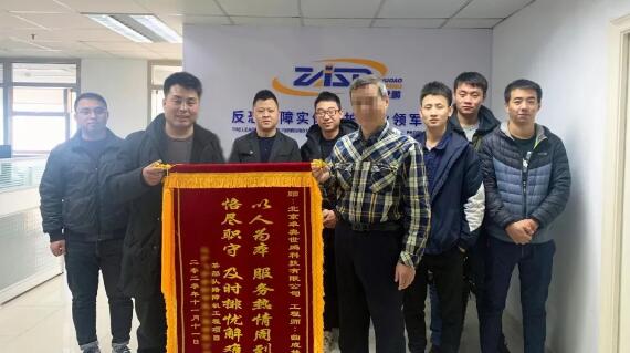 高效服務(wù)！卓奧世鵬某部隊(duì)翻板路障機(jī)項(xiàng)目收獲錦旗