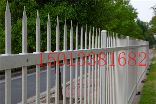 廠區(qū)圍墻金屬護欄定做 佛山學(xué)校防攀爬圍欄 肇慶鋅鋼鐵藝欄桿