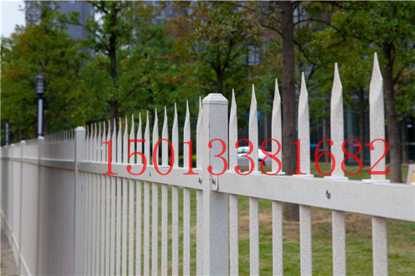 廠區(qū)圍墻金屬護(hù)欄定做 佛山學(xué)校防攀爬圍欄 肇慶鋅鋼鐵藝欄桿