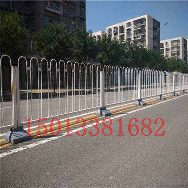 馬路中間防爬護欄 清遠市政交通白色欄桿批發(fā)廠家