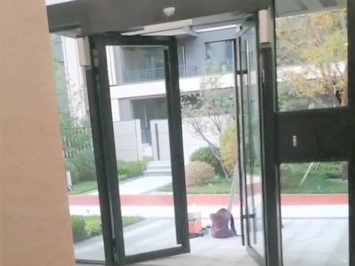 曲臂式開門機(jī) - 中出網(wǎng)-智能出入口與停車充電門戶