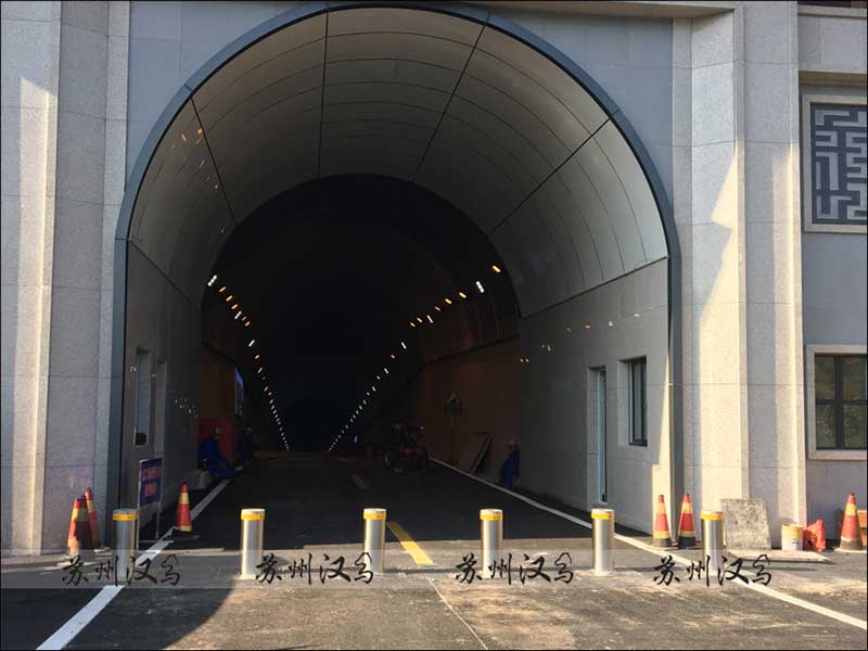 溧陽(yáng)水電站防沖撞型液壓升降柱案例 - 中出網(wǎng)-智能出入口與停車(chē)充電門(mén)戶