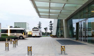 交通車站門口液壓自動(dòng)升降柱案例 - 中出網(wǎng)-智能出入口與停車充電門戶