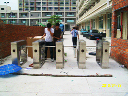 惠州路霹靂電子考勤通道閘案例 - 中出網(wǎng)-智能出入口與停車充電門戶