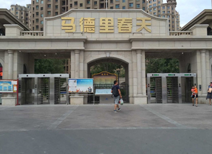 新疆小區(qū)通道閘案例 - 中出網(wǎng)-智能出入口與停車(chē)充電門(mén)戶(hù)