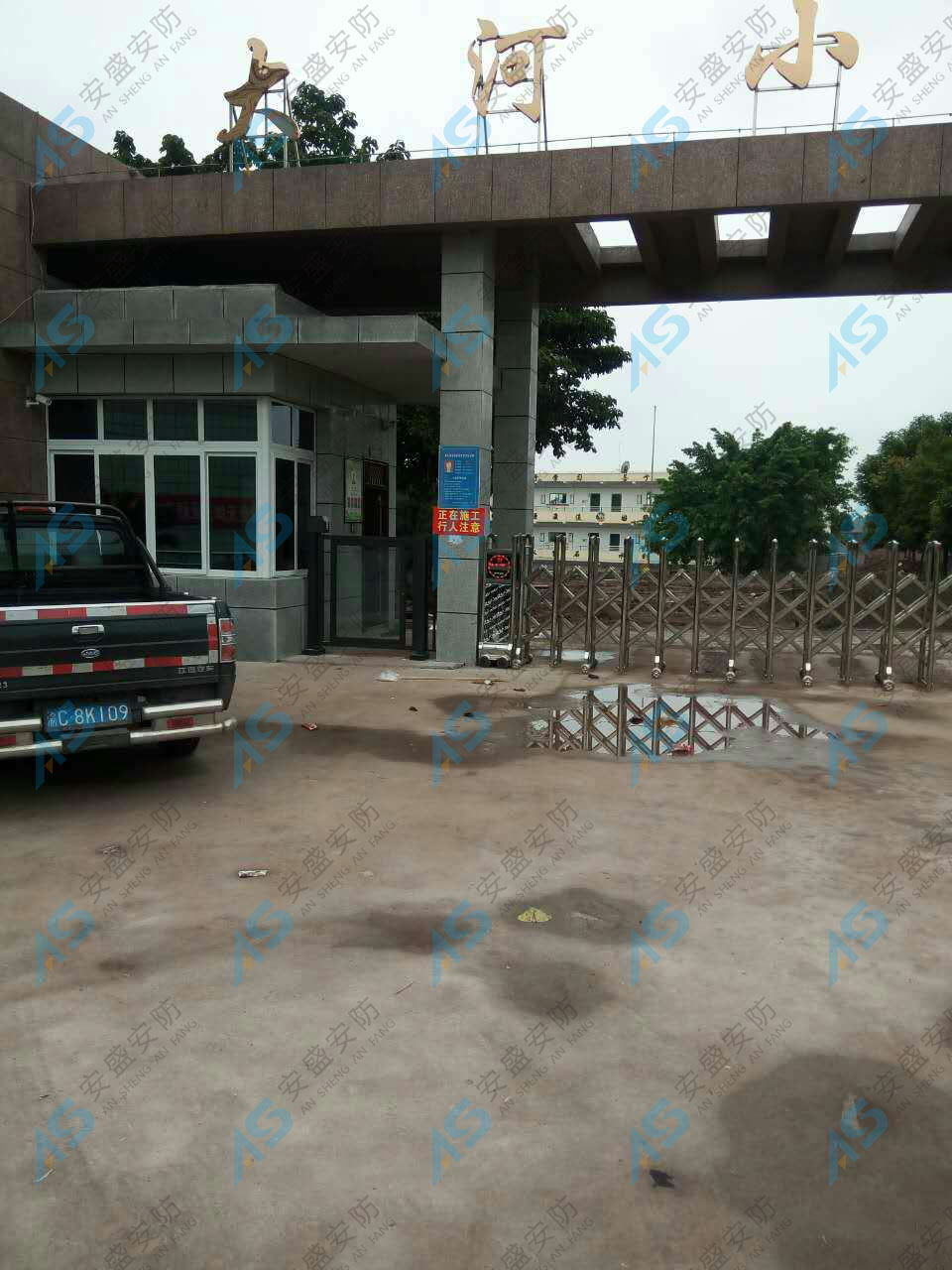 大河小學廣告門案例 - 中出網(wǎng)-智能出入口與停車充電門戶