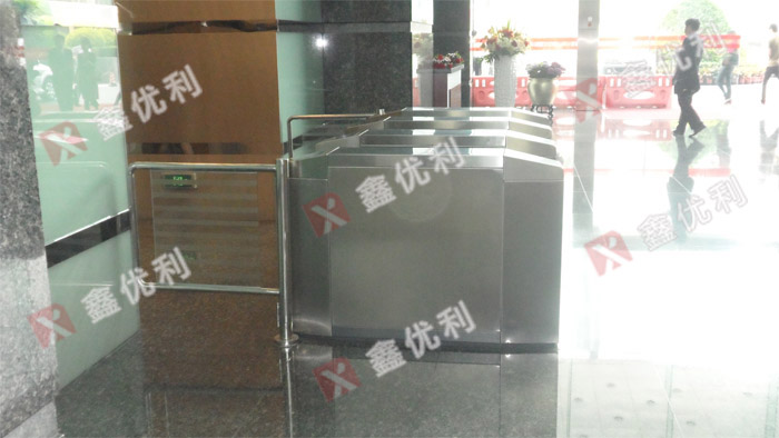 深圳招商銀行某分行，翼閘，翼閘案例 - 中出網(wǎng)-智能出入口與停車充電門戶