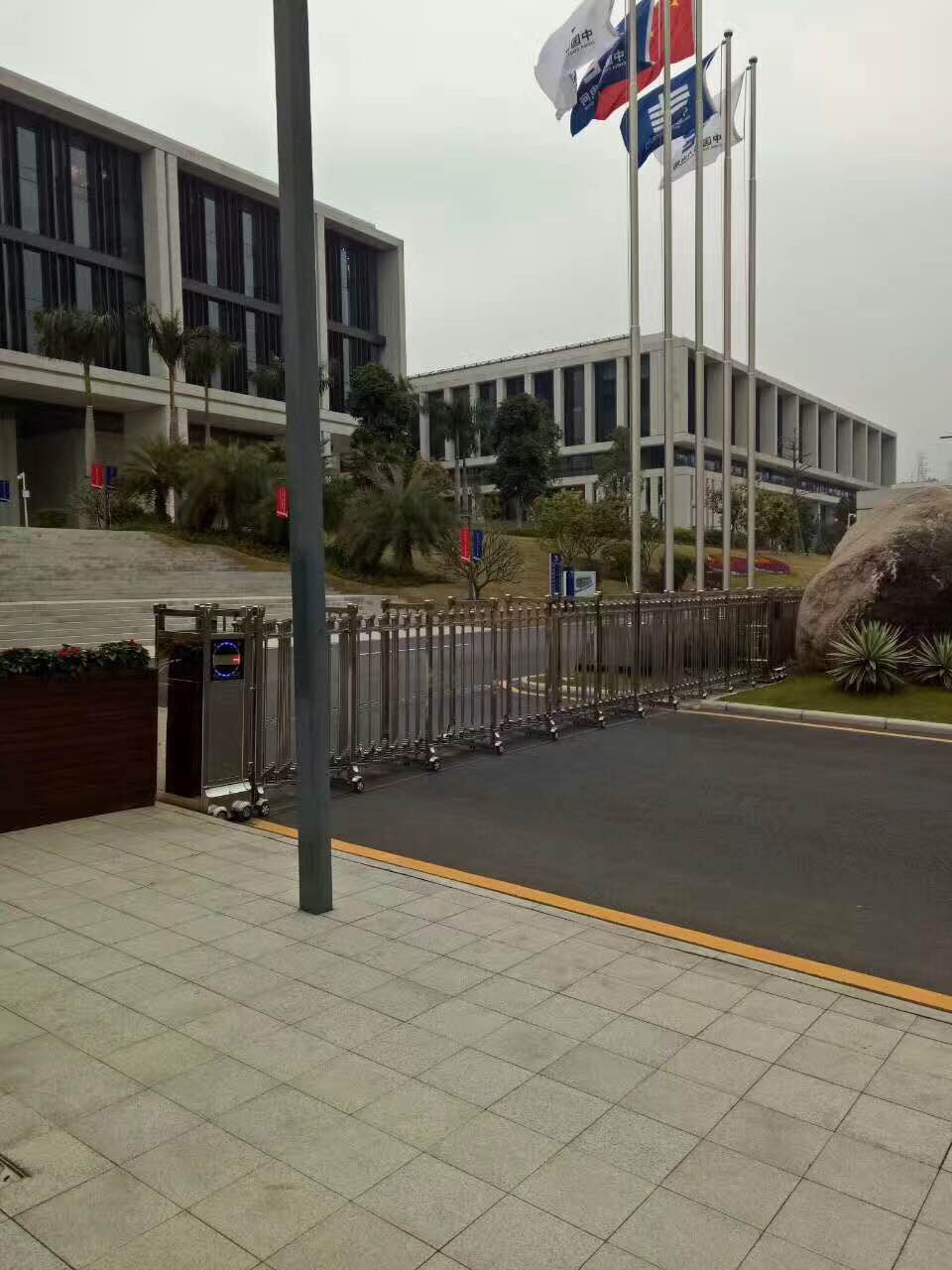 南方電網道閘案例 - 中出網-智能出入口與停車充電門戶