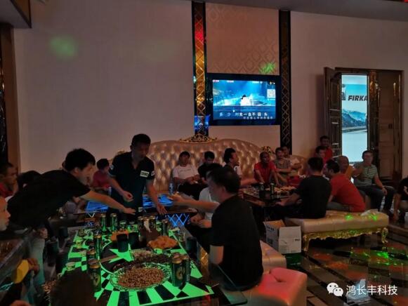 朱董事長和員工家人們互動