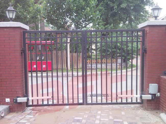 北京溫哥華森林平開門機(jī)案例 - 中出網(wǎng)-智能出入口與停車充電門戶